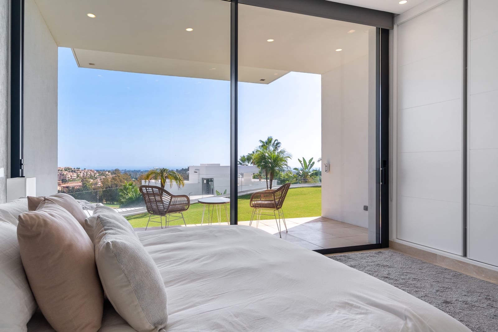 5 bedroom Villa for sale in Benahavis with pool garage - € 3,950,000 (Ref: 9330477)