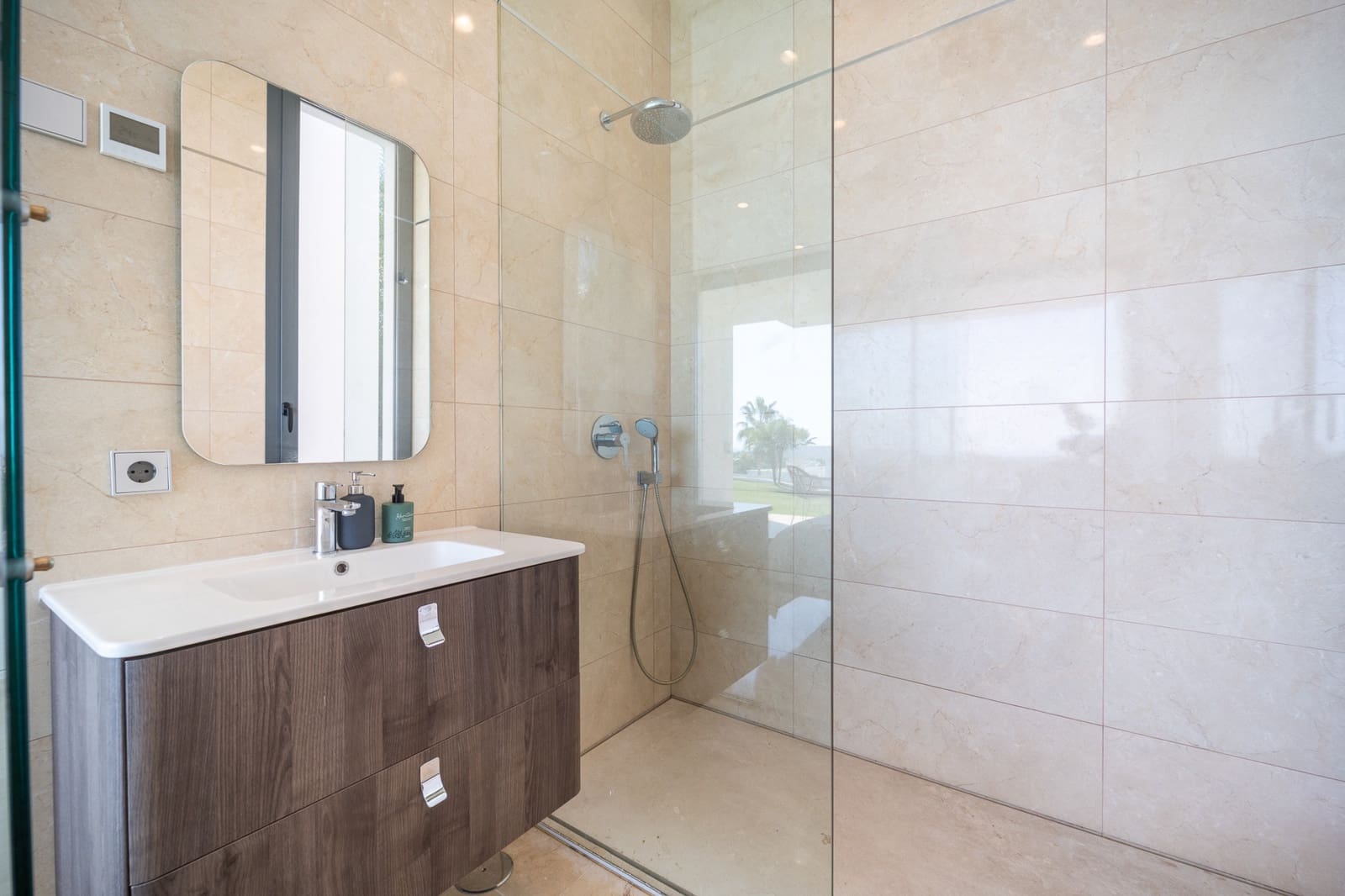 5 bedroom Villa for sale in Benahavis with pool garage - € 3,950,000 (Ref: 9330477)
