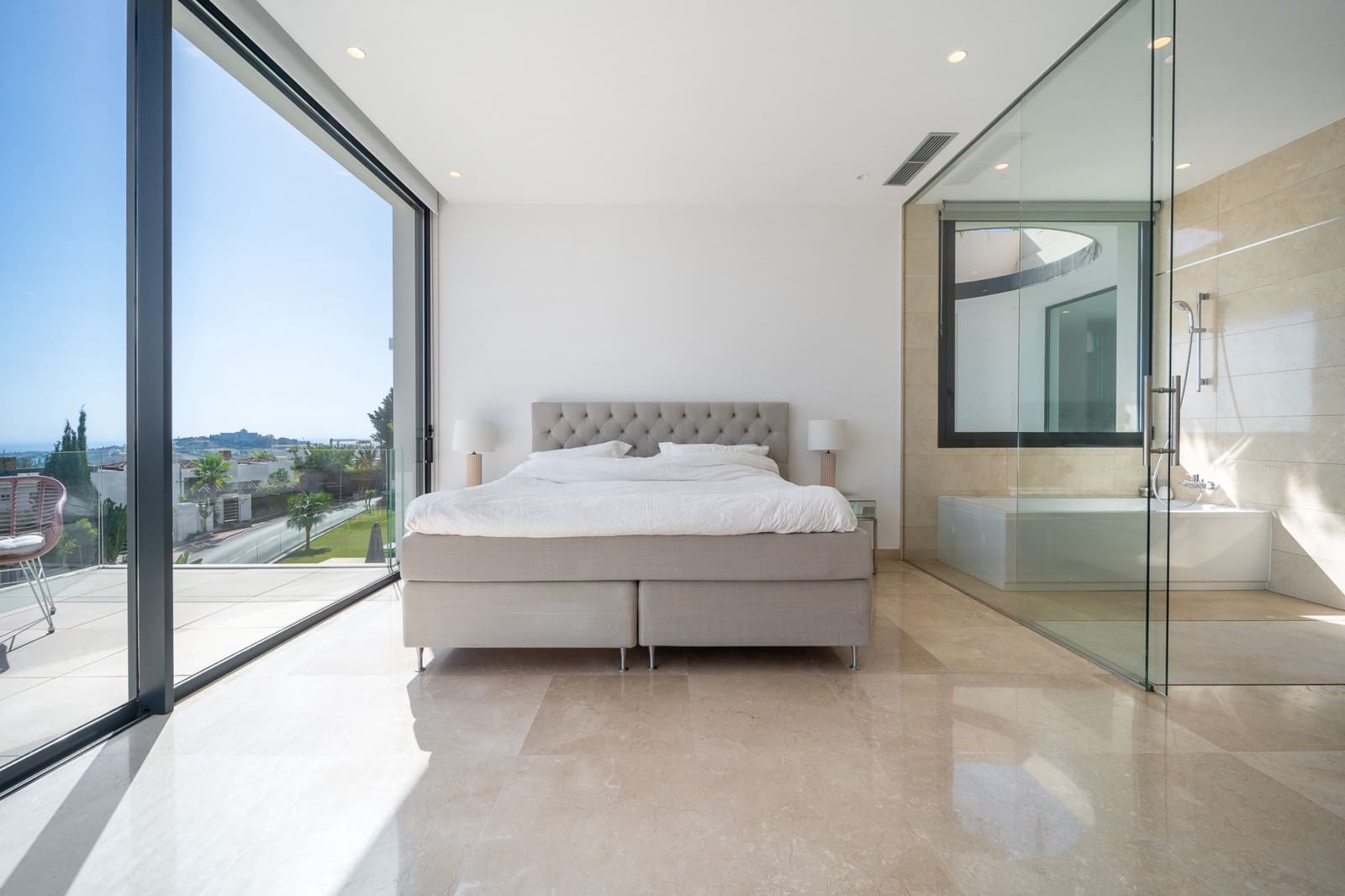 5 bedroom Villa for sale in Benahavis with pool garage - € 3,950,000 (Ref: 9330477)