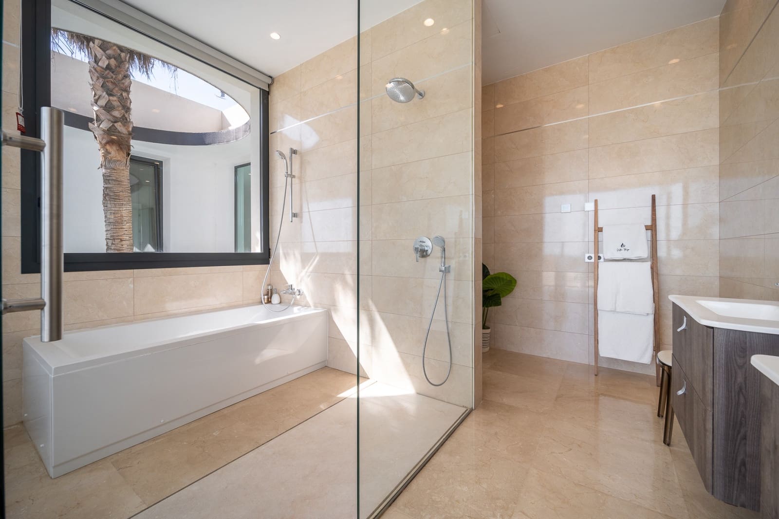 5 bedroom Villa for sale in Benahavis with pool garage - € 3,950,000 (Ref: 9330477)