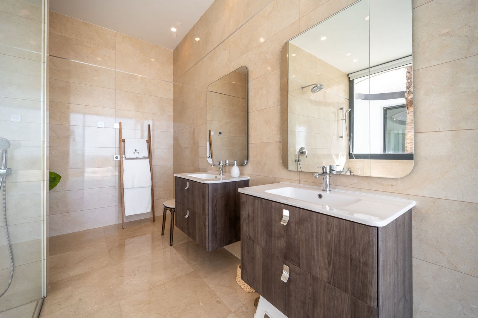 5 bedroom Villa for sale in Benahavis with pool garage - € 3,950,000 (Ref: 9330477)