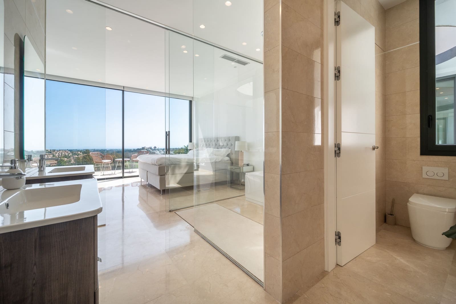 5 bedroom Villa for sale in Benahavis with pool garage - € 3,950,000 (Ref: 9330477)