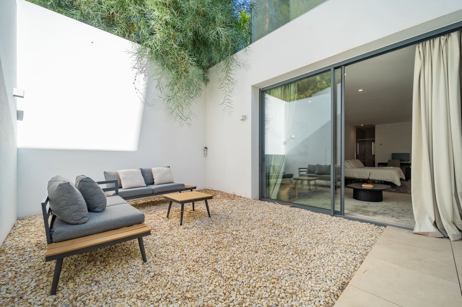5 bedroom Villa for sale in Benahavis with pool garage - € 3,950,000 (Ref: 9330477)
