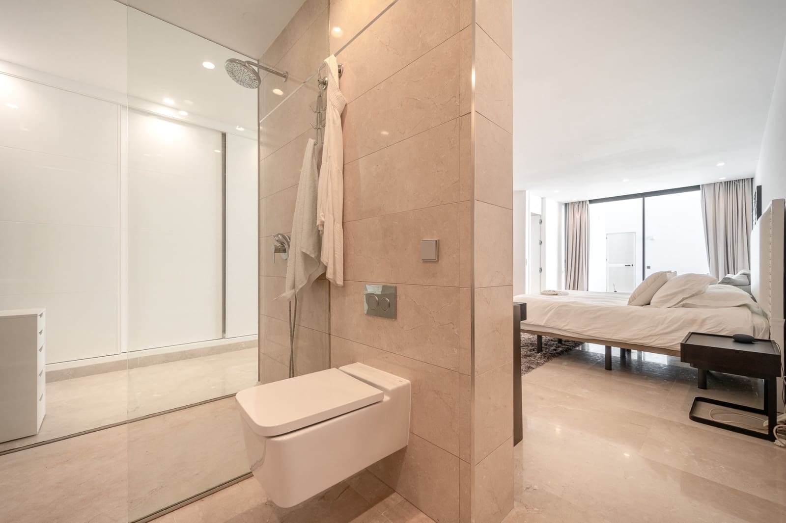5 bedroom Villa for sale in Benahavis with pool garage - € 3,950,000 (Ref: 9330477)