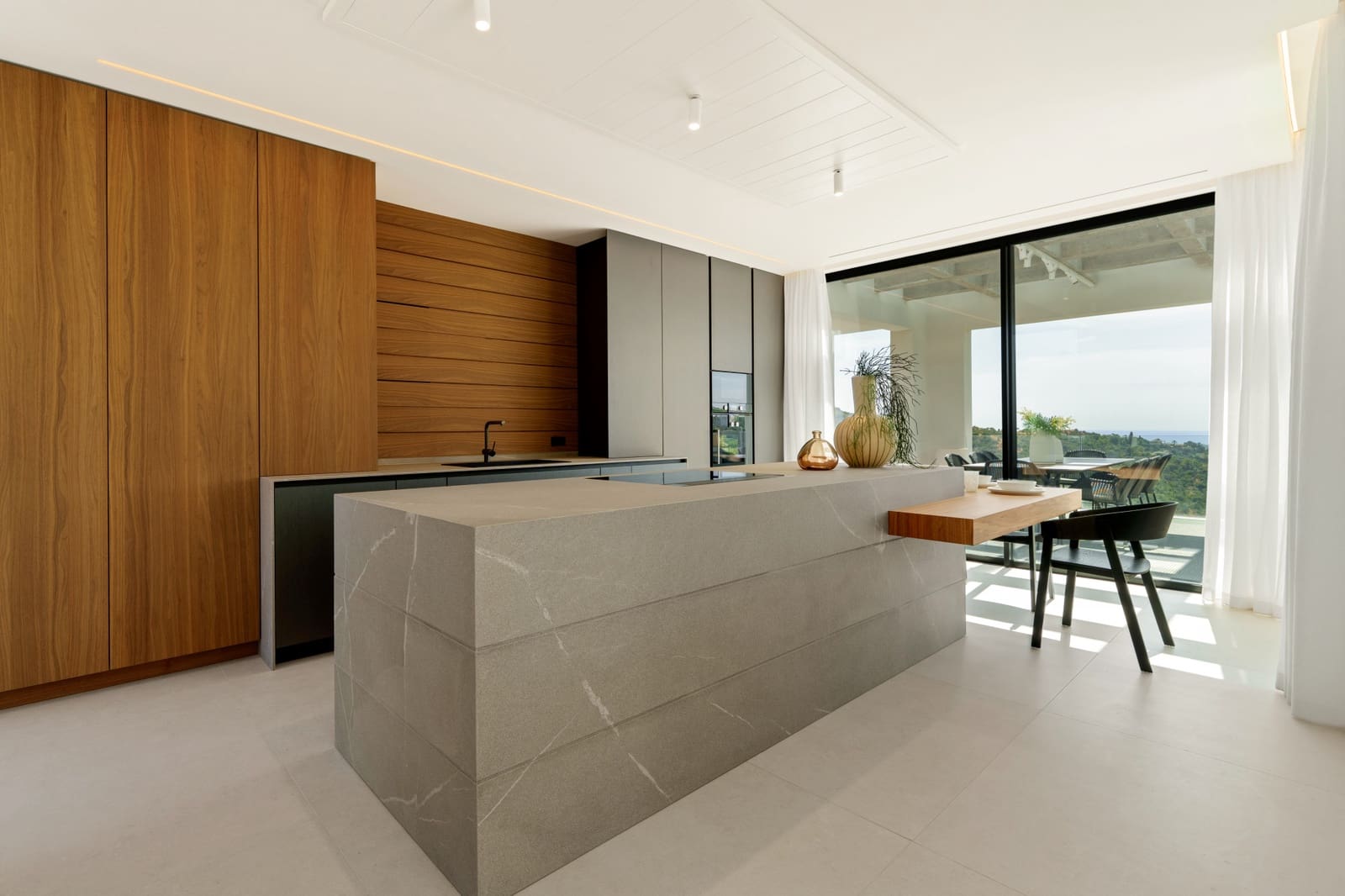 6 bedroom Villa for sale in Benahavis with pool garage - € 7,450,000 (Ref: 9347101)