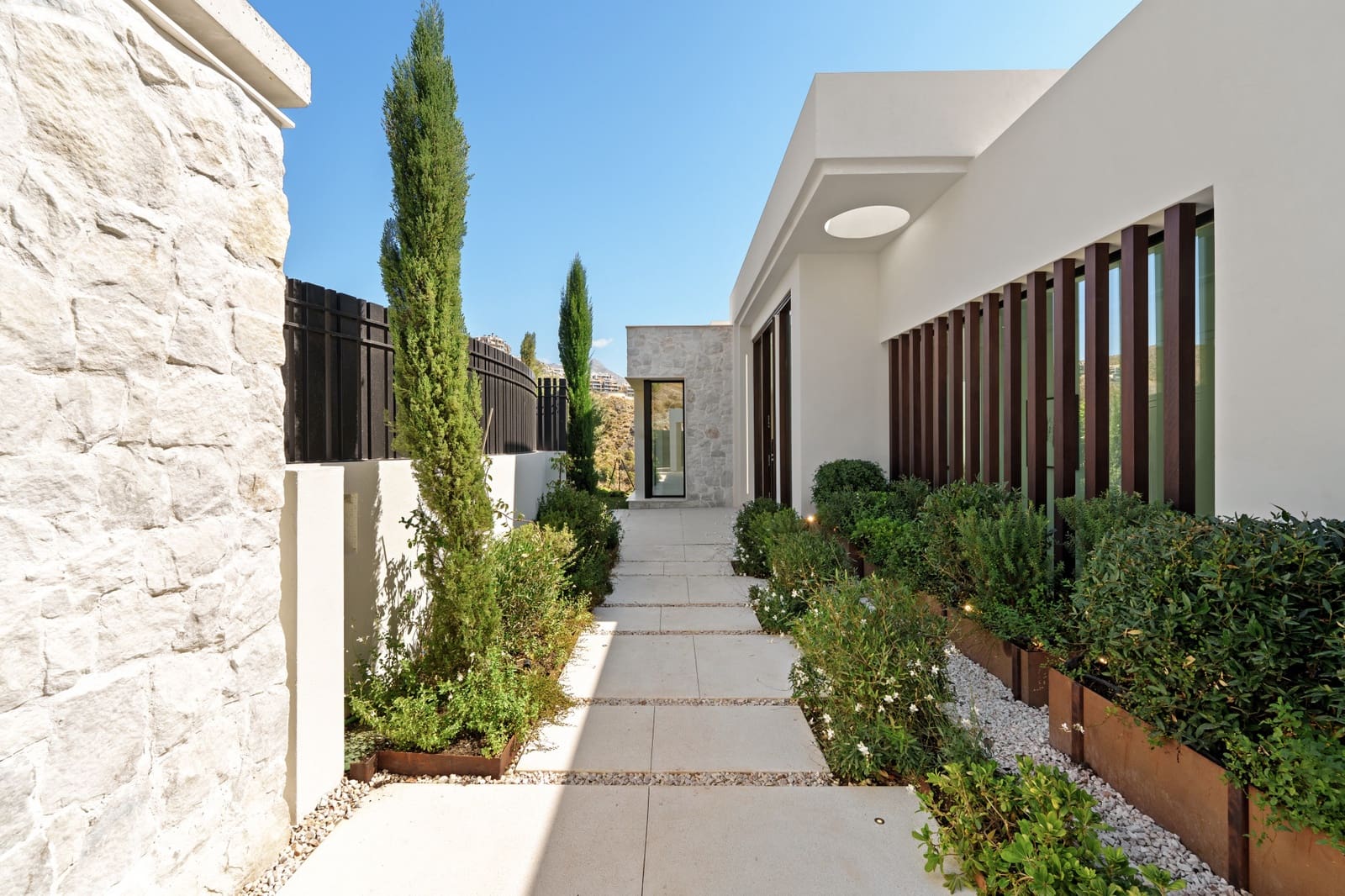 6 bedroom Villa for sale in Benahavis with pool garage - € 7,450,000 (Ref: 9347101)