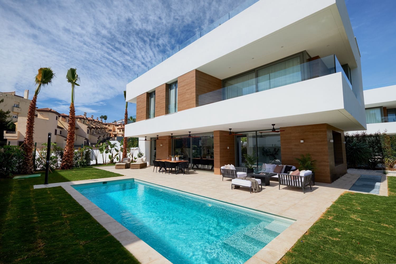 6 bedroom Villa for sale in Estepona with pool garage - € 1,875,000 (Ref: 9347102)