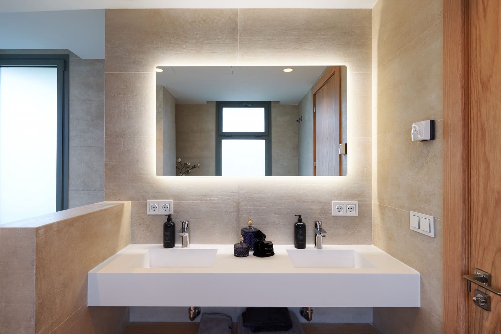 6 bedroom Villa for sale in Estepona with pool garage - € 1,875,000 (Ref: 9347102)