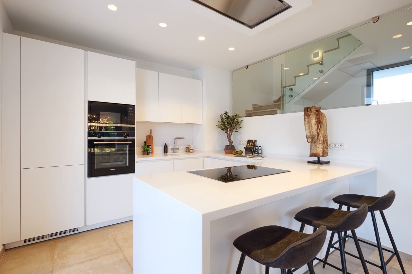 6 bedroom Villa for sale in Estepona with pool garage - € 1,875,000 (Ref: 9347102)