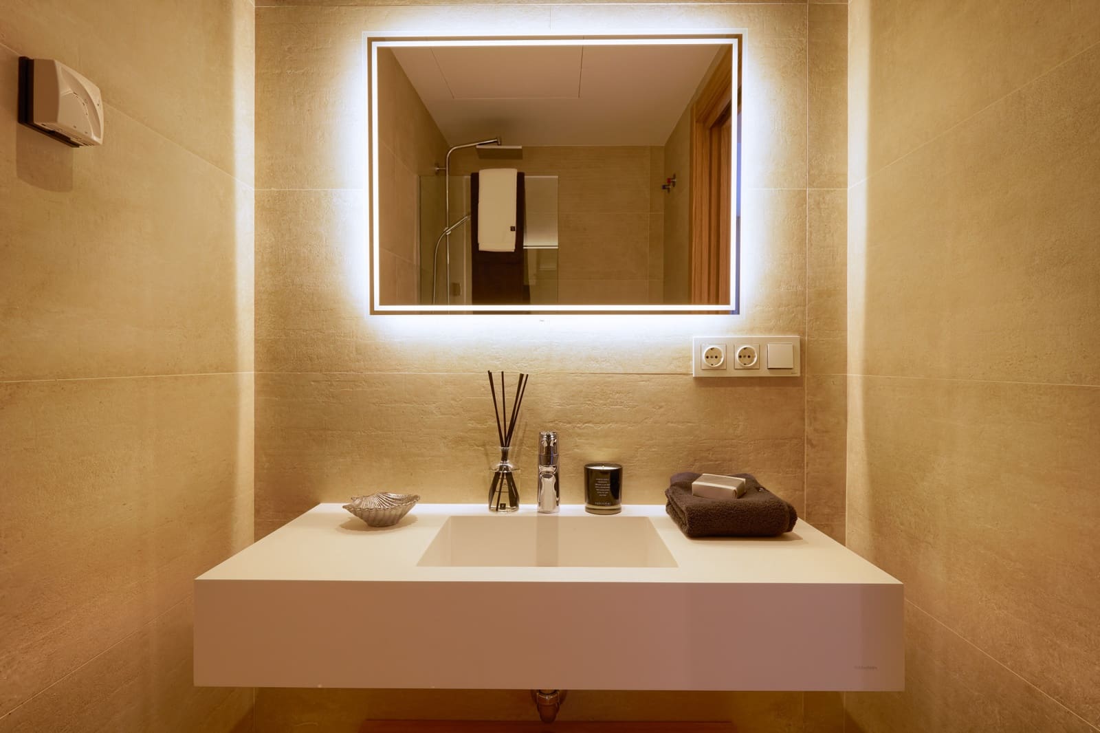 6 bedroom Villa for sale in Estepona with pool garage - € 1,875,000 (Ref: 9347102)