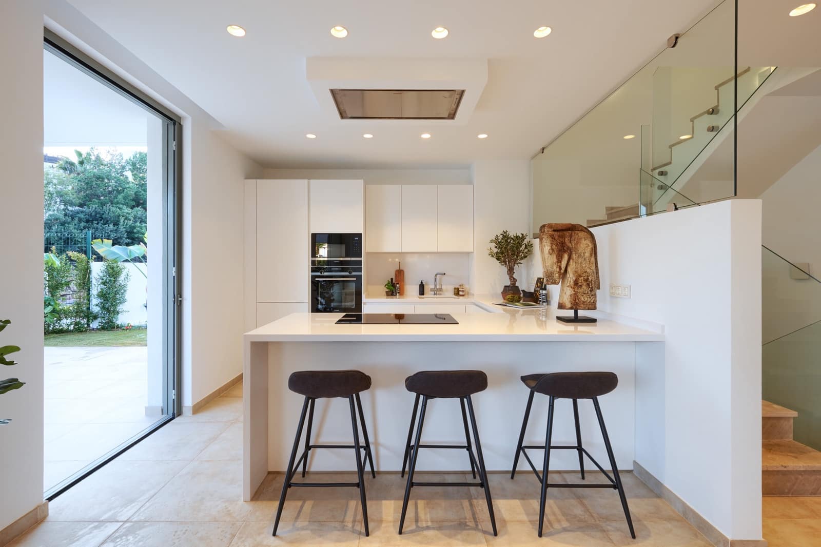 6 bedroom Villa for sale in Estepona with pool garage - € 1,875,000 (Ref: 9347102)