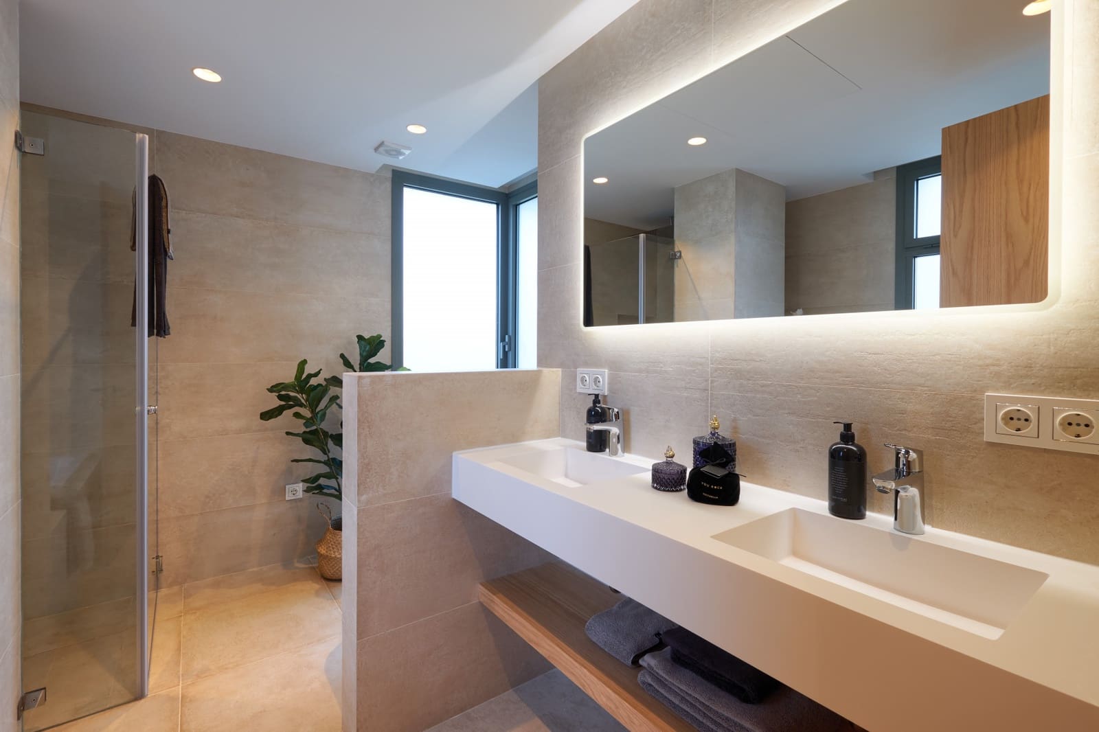 6 bedroom Villa for sale in Estepona with pool garage - € 1,875,000 (Ref: 9347102)