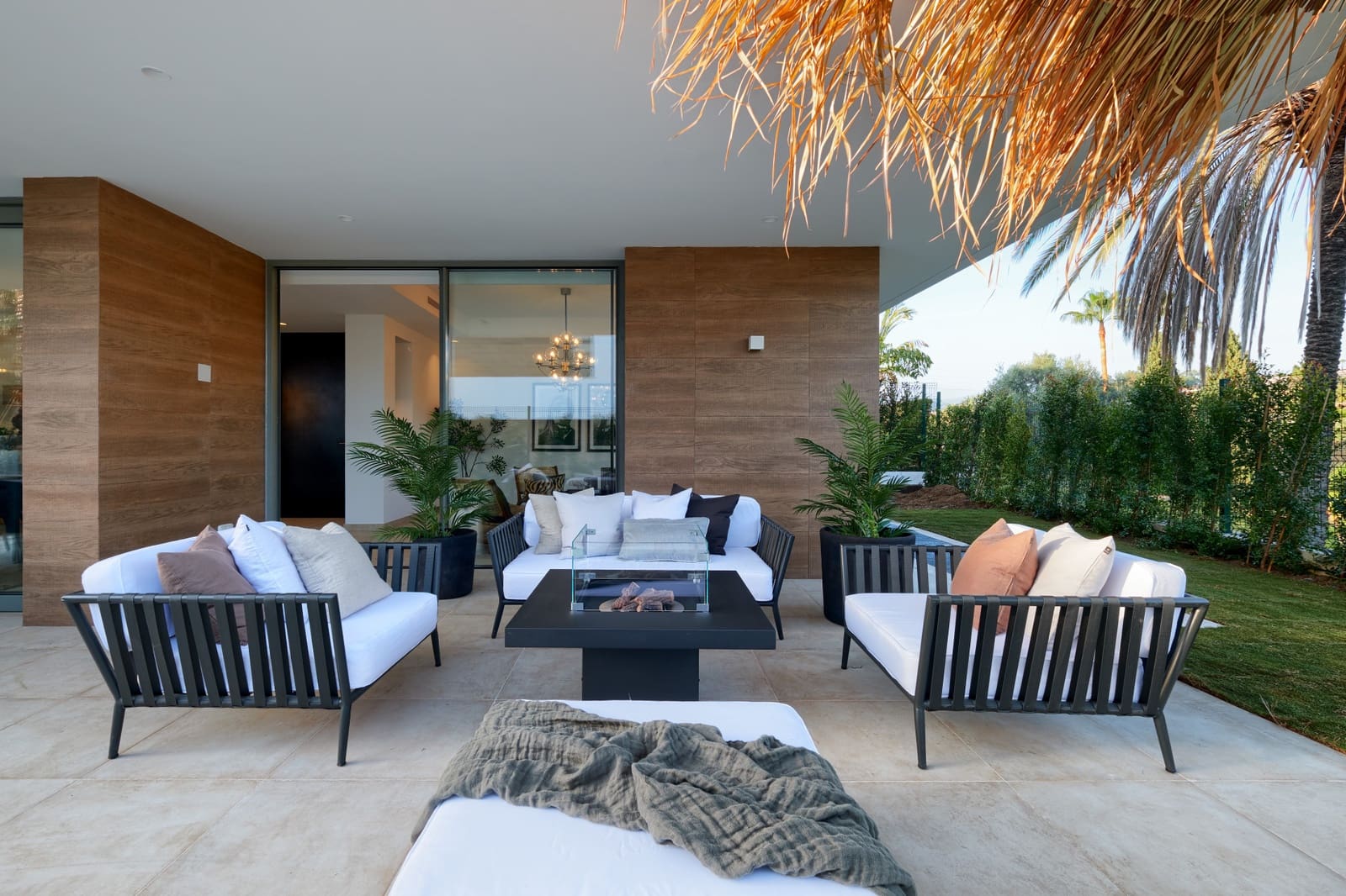 6 bedroom Villa for sale in Estepona with pool garage - € 1,875,000 (Ref: 9347102)