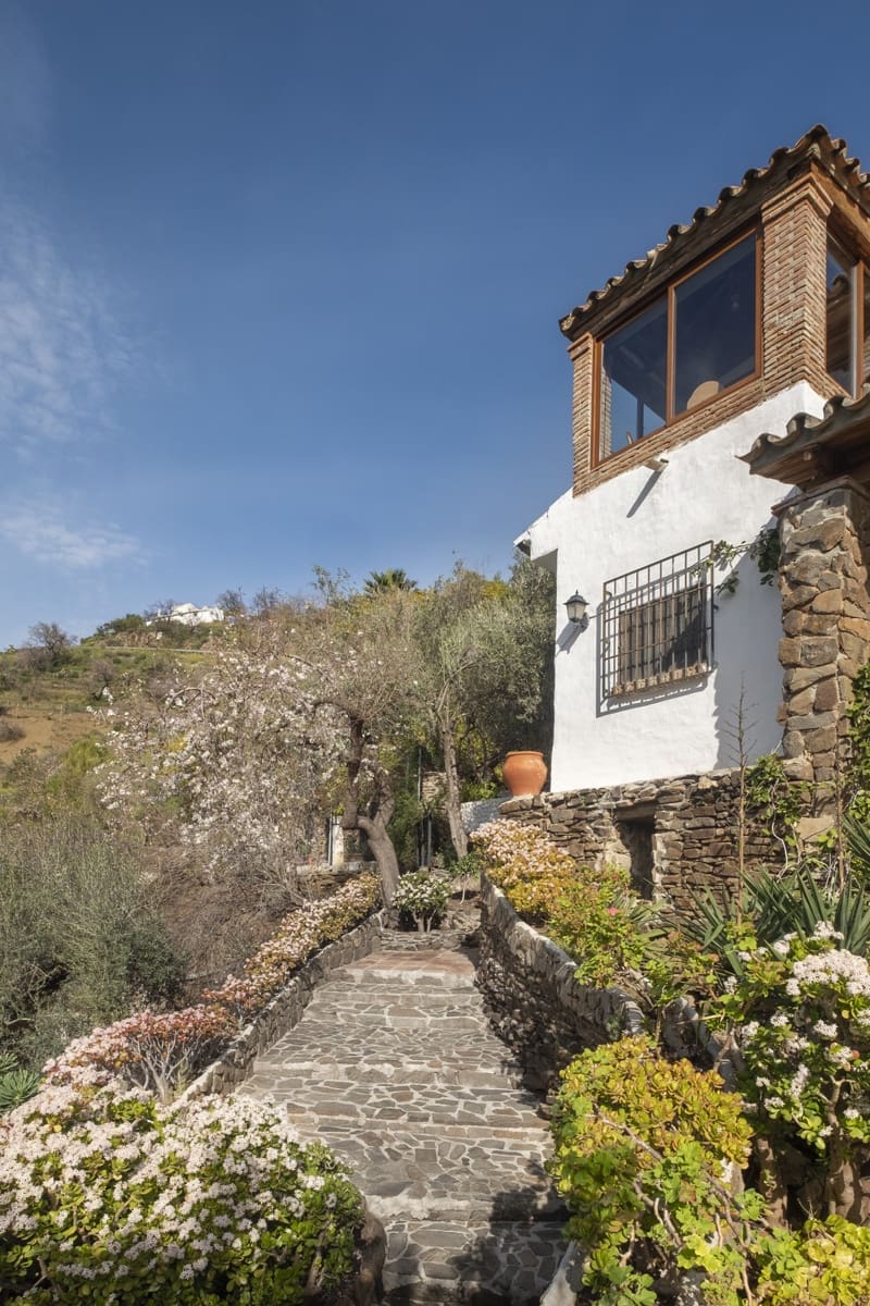 6 soveværelse Villa til salg i Sayalonga med swimmingpool - € 780.000 (Ref: 9349315)