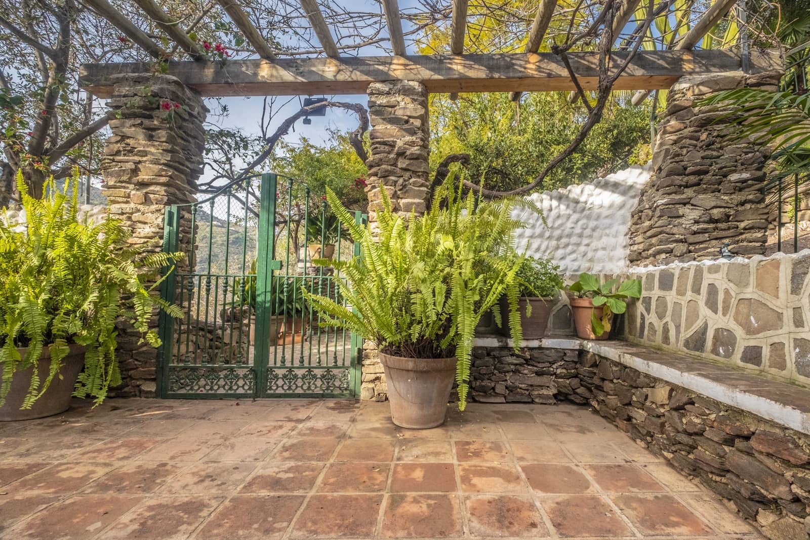 6 soveværelse Villa til salg i Sayalonga med swimmingpool - € 780.000 (Ref: 9349315)