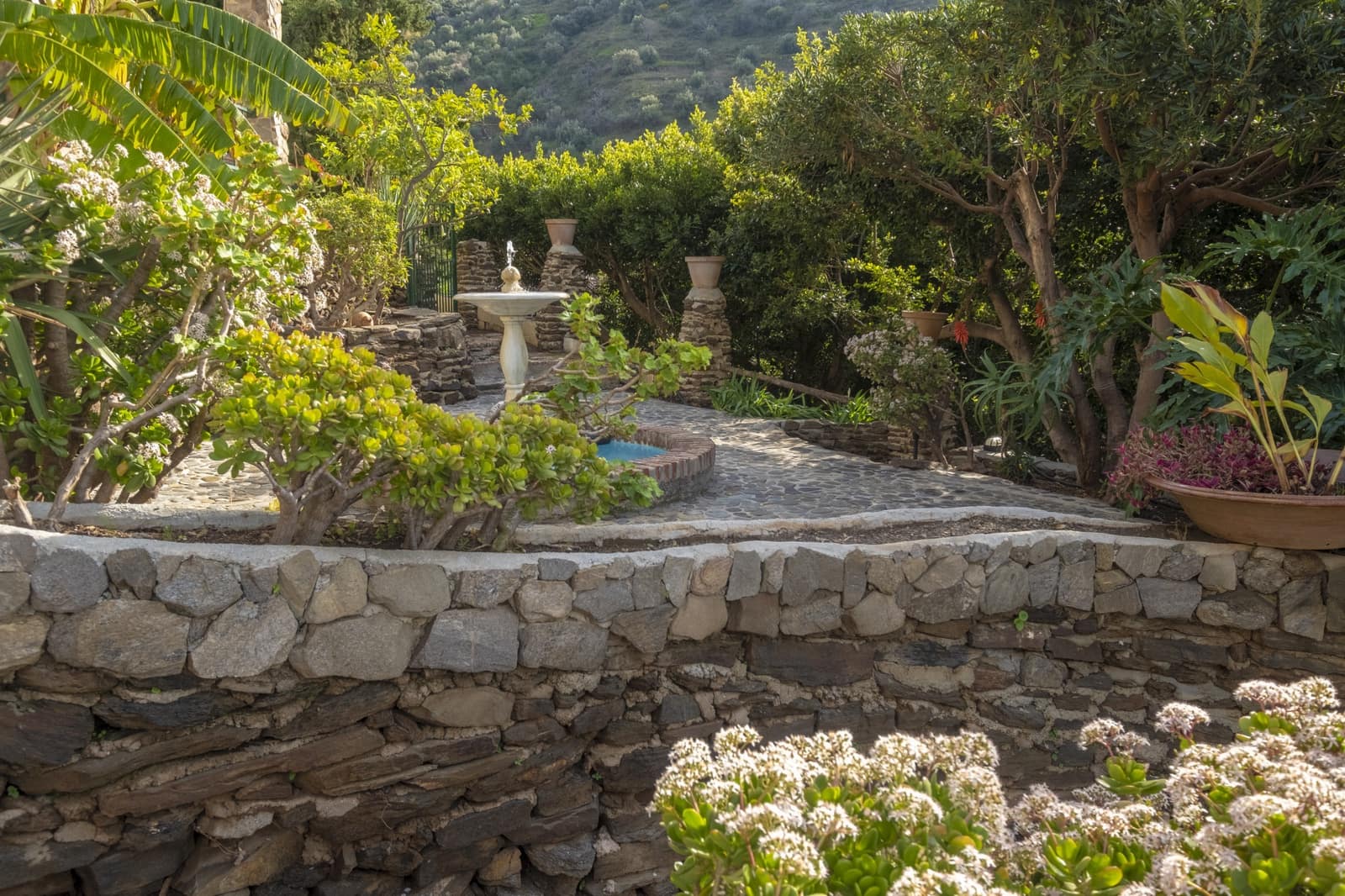 6 soveværelse Villa til salg i Sayalonga med swimmingpool - € 780.000 (Ref: 9349315)