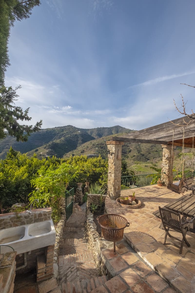 6 bedroom Villa for sale in Sayalonga with pool - € 690,000 (Ref: 9349315)