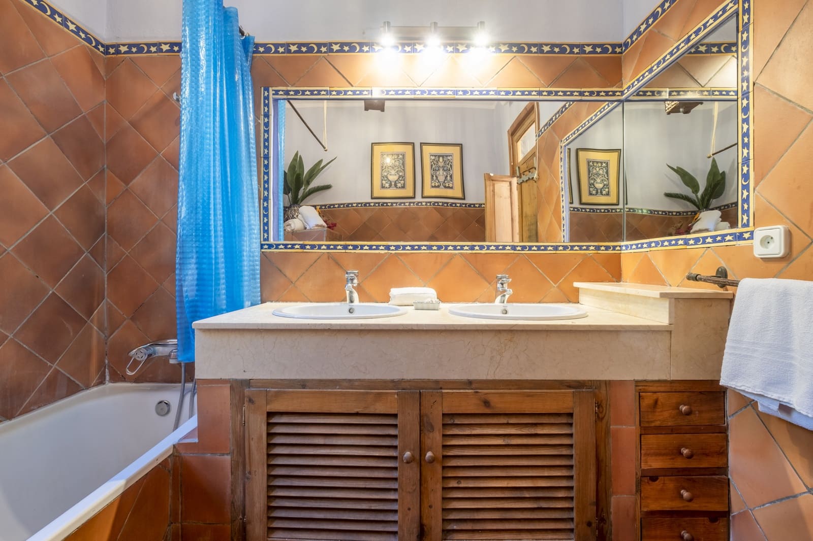 6 bedroom Villa for sale in Sayalonga with pool - € 690,000 (Ref: 9349315)