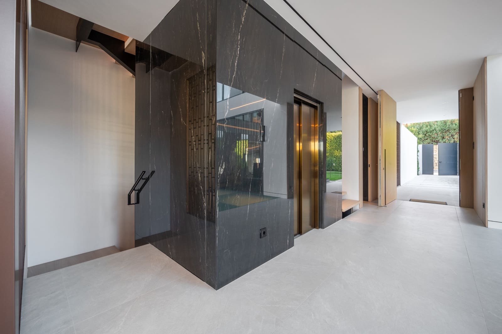 5 soverom Villa til salgs i Golden Mile med svømmebasseng garasje - € 11 300 000 (Ref: 9375278)