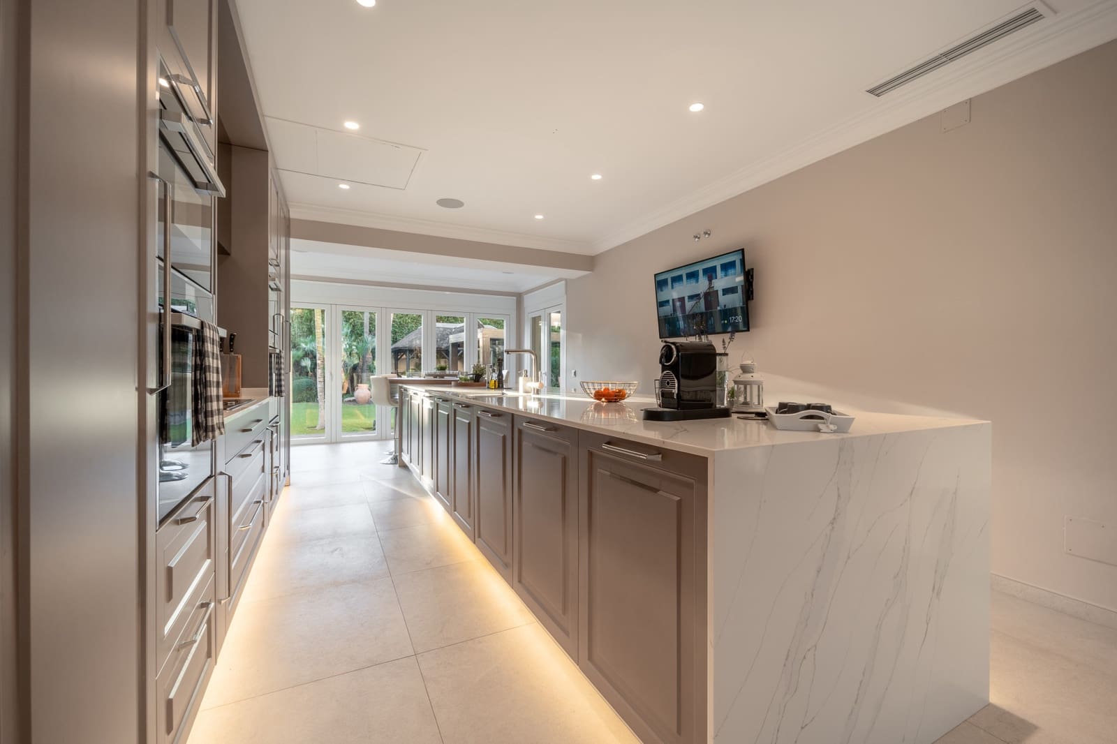 5 bedroom Villa for sale in Marbella with pool garage - € 3,950,000 (Ref: 9378900)