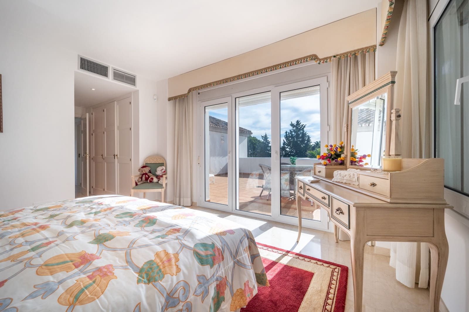 3 bedroom Villa for sale in Marbella with pool garage - € 1,895,000 (Ref: 9378901)