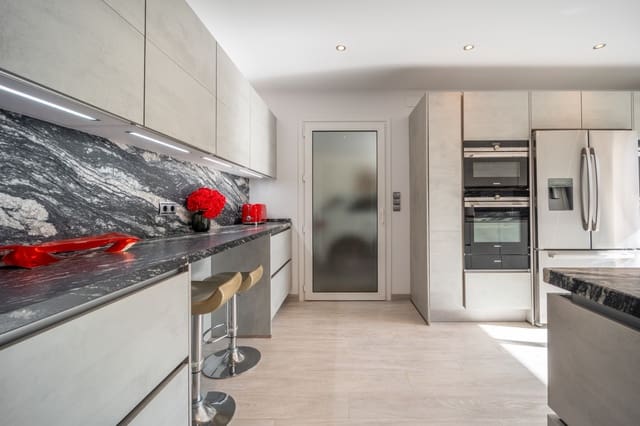 3 quarto Moradia para venda em Marbella com piscina garagem - 1 895 000 € (Ref: 9378901)