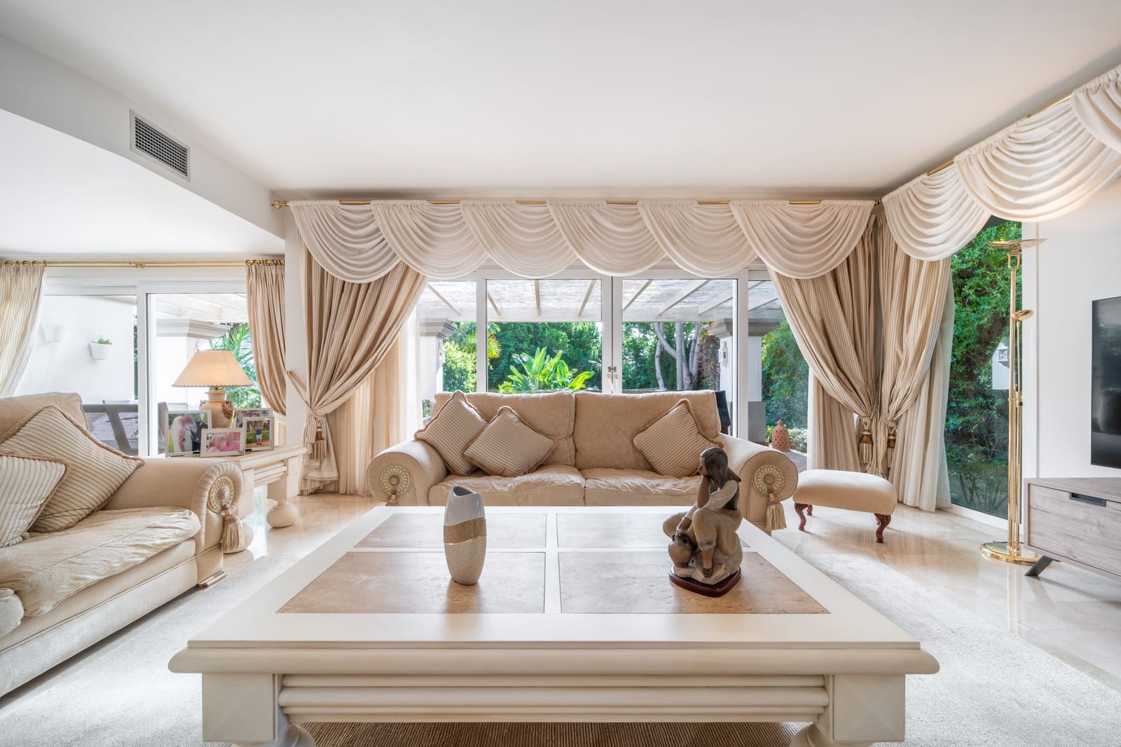 3 bedroom Villa for sale in Marbella with pool garage - € 1,895,000 (Ref: 9378901)