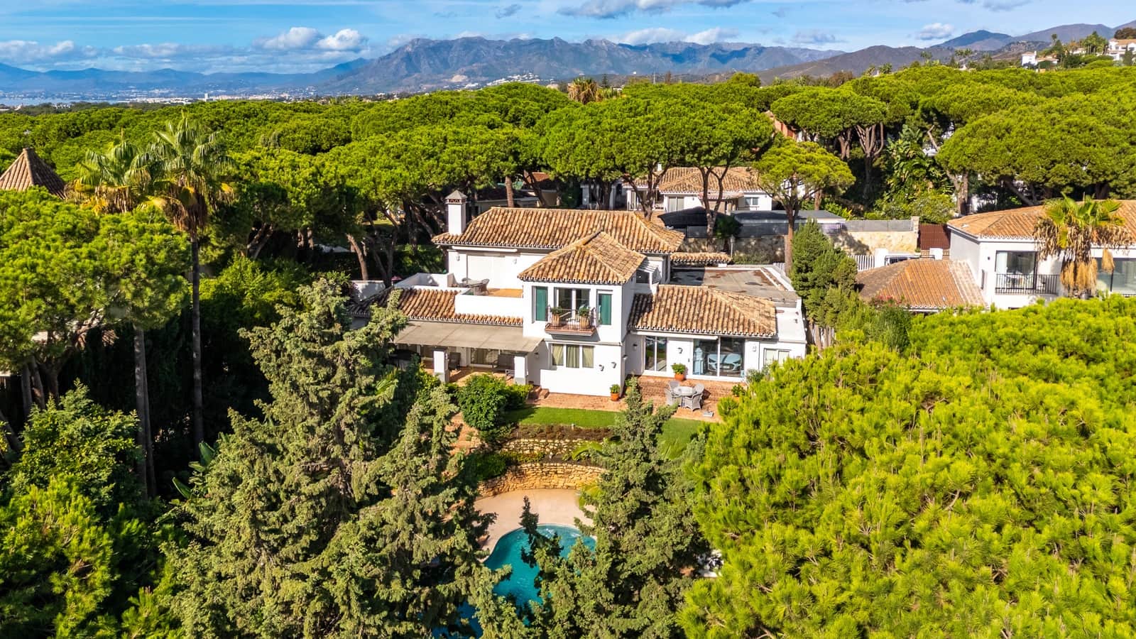 3 bedroom Villa for sale in Marbella with pool garage - € 1,895,000 (Ref: 9378901)