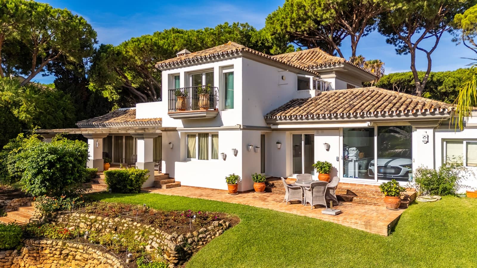 3 bedroom Villa for sale in Marbella with pool garage - € 1,895,000 (Ref: 9378901)