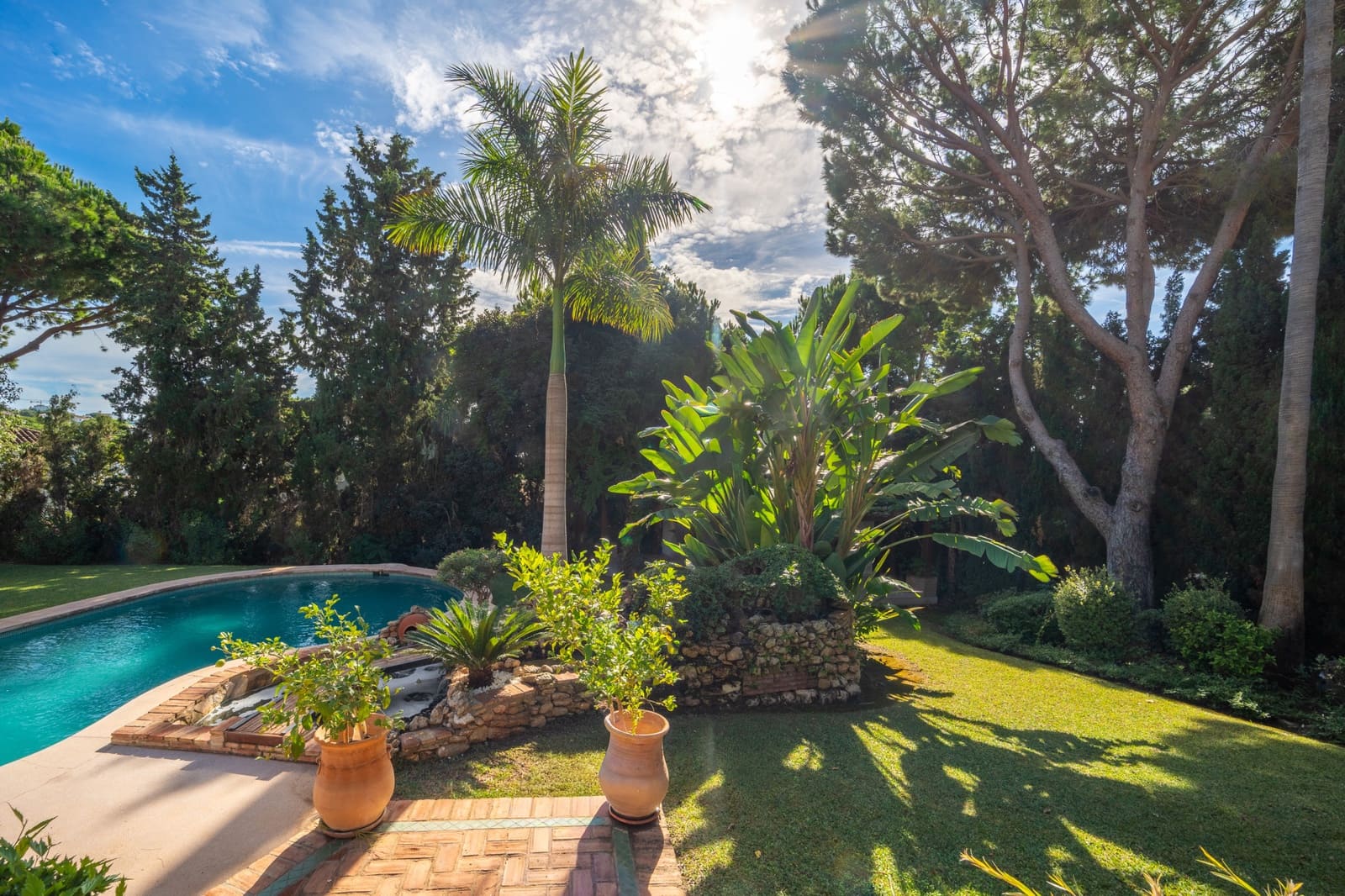 3 bedroom Villa for sale in Marbella with pool garage - € 1,895,000 (Ref: 9378901)
