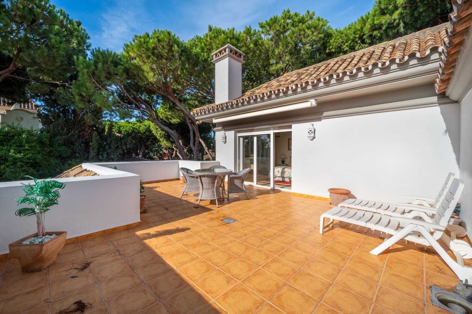 3 bedroom Villa for sale in Marbella with pool garage - € 1,895,000 (Ref: 9378901)