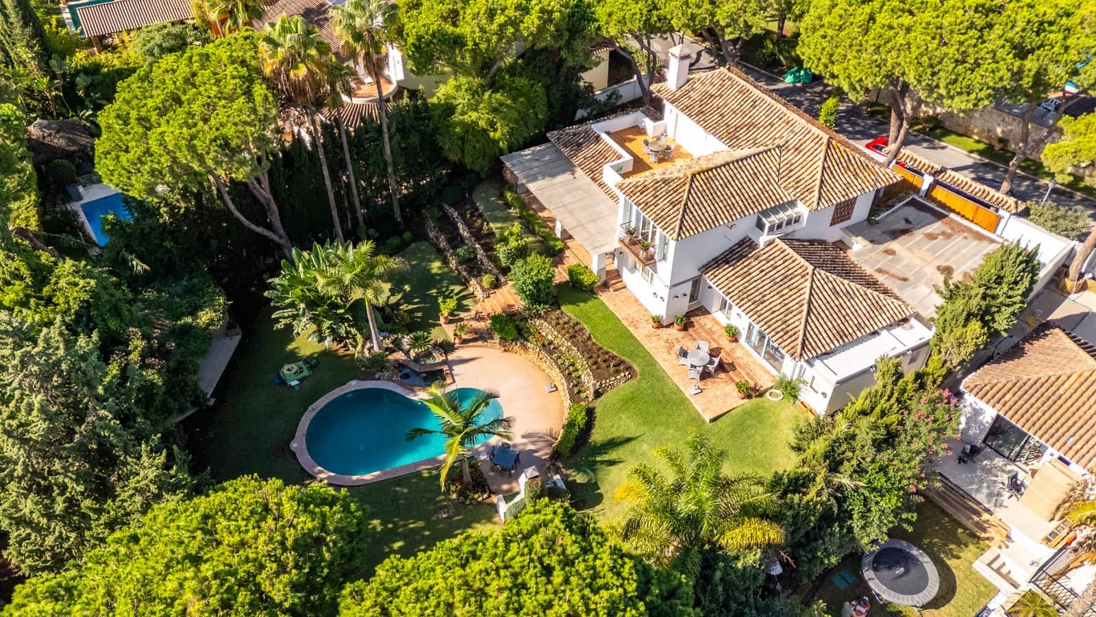 3 bedroom Villa for sale in Marbella with pool garage - € 1,895,000 (Ref: 9378901)
