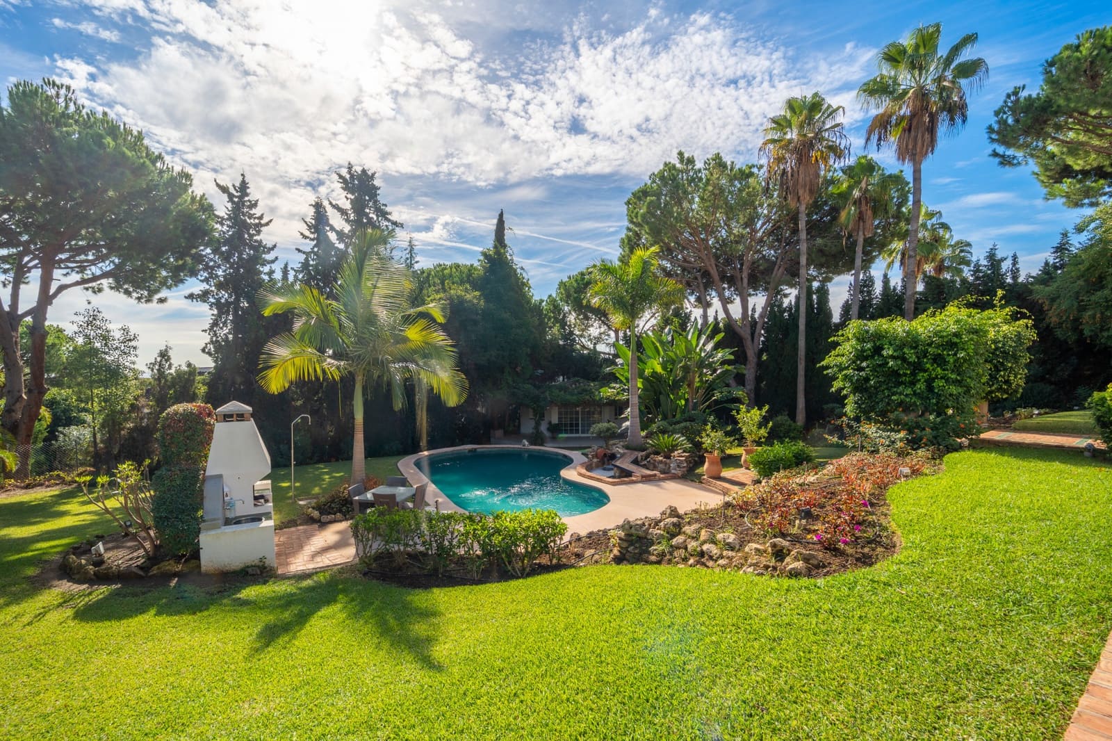 3 bedroom Villa for sale in Marbella with pool garage - € 1,895,000 (Ref: 9378901)