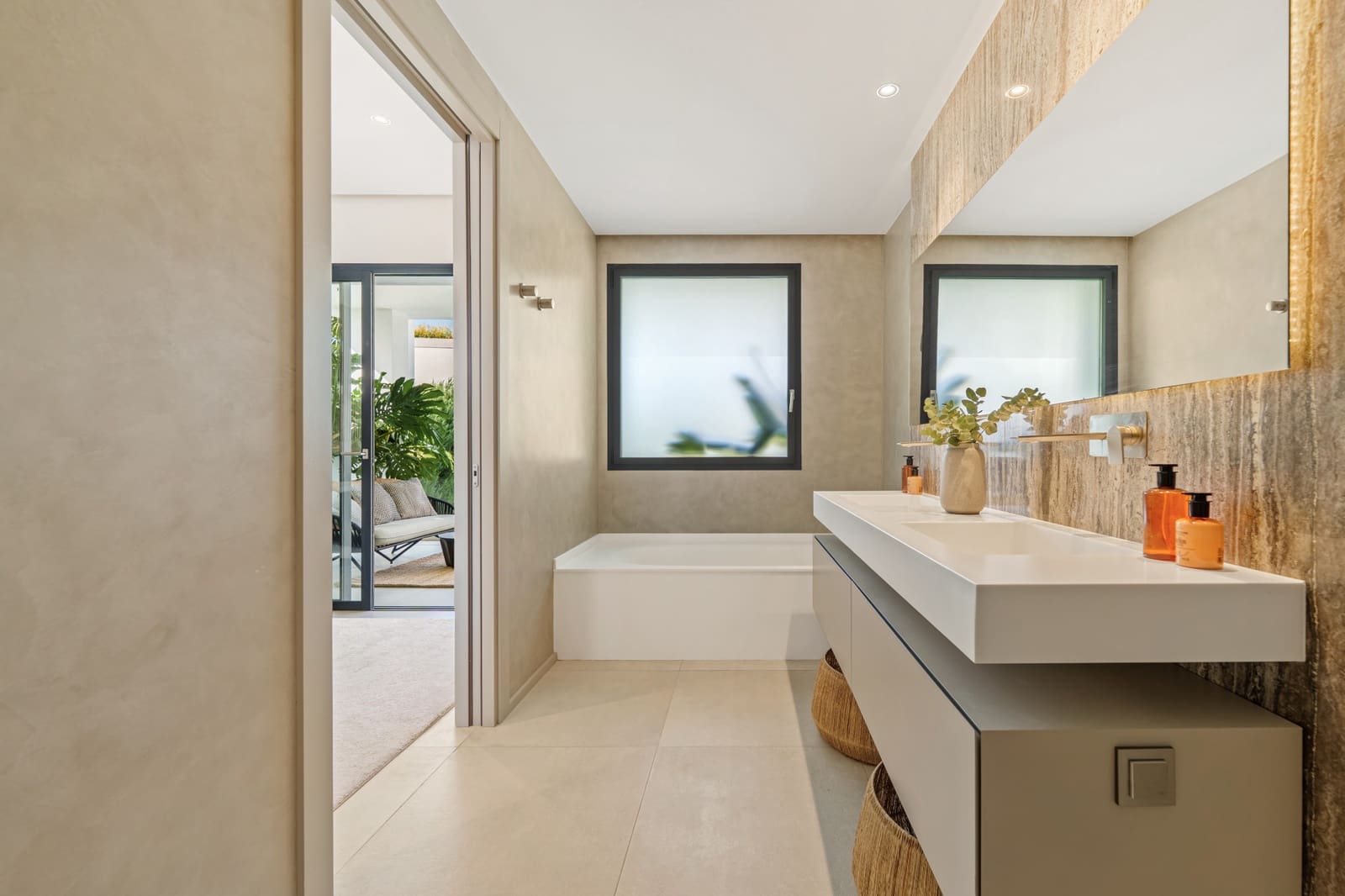 5 slaapkamer Villa te koop in Nueva Andalucia met zwembad garage - € 4.895.000 (Ref: 9398310)