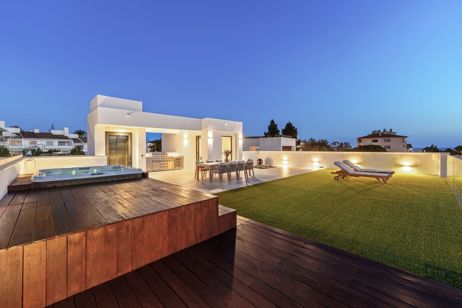 5 slaapkamer Villa te koop in Nueva Andalucia met zwembad garage - € 4.895.000 (Ref: 9398310)
