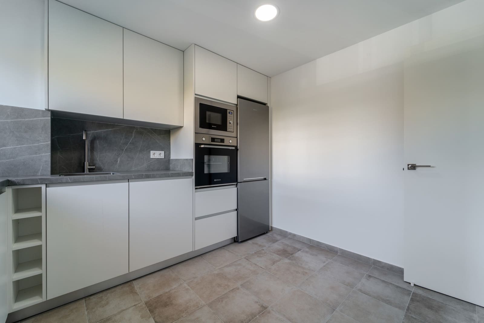 2 slaapkamer Appartement te huur in Marbella met zwembad - € 1.800 (Ref: 9414586)