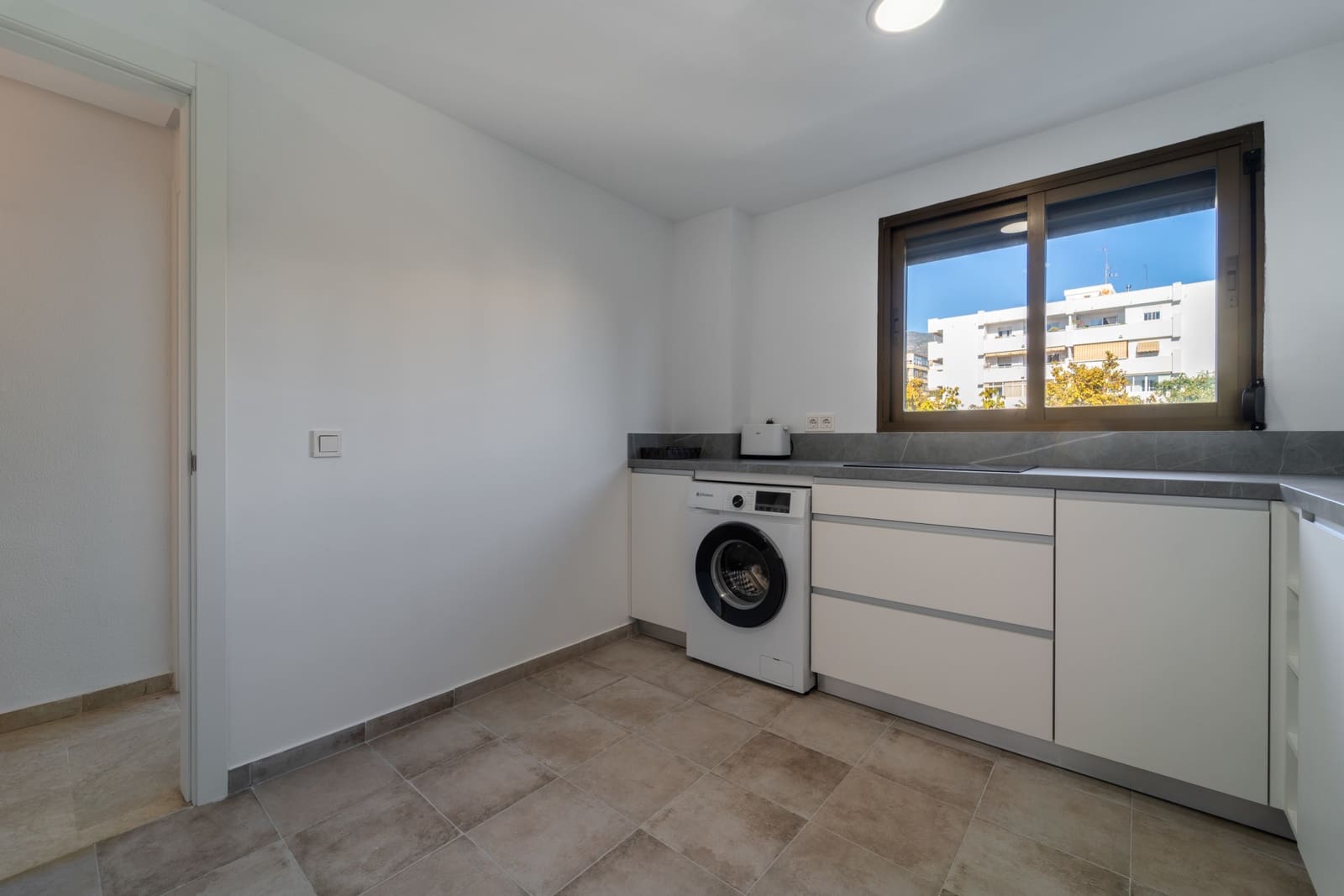 2 slaapkamer Appartement te huur in Marbella met zwembad - € 1.800 (Ref: 9414586)