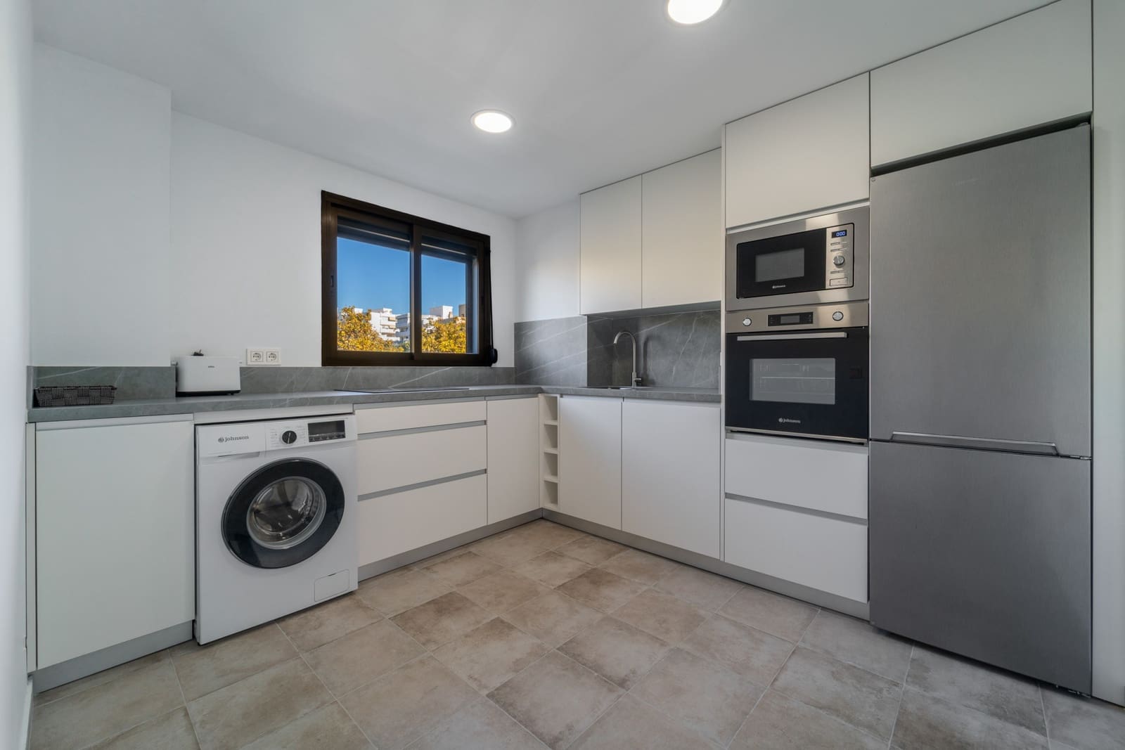 2 slaapkamer Appartement te huur in Marbella met zwembad - € 1.800 (Ref: 9414586)