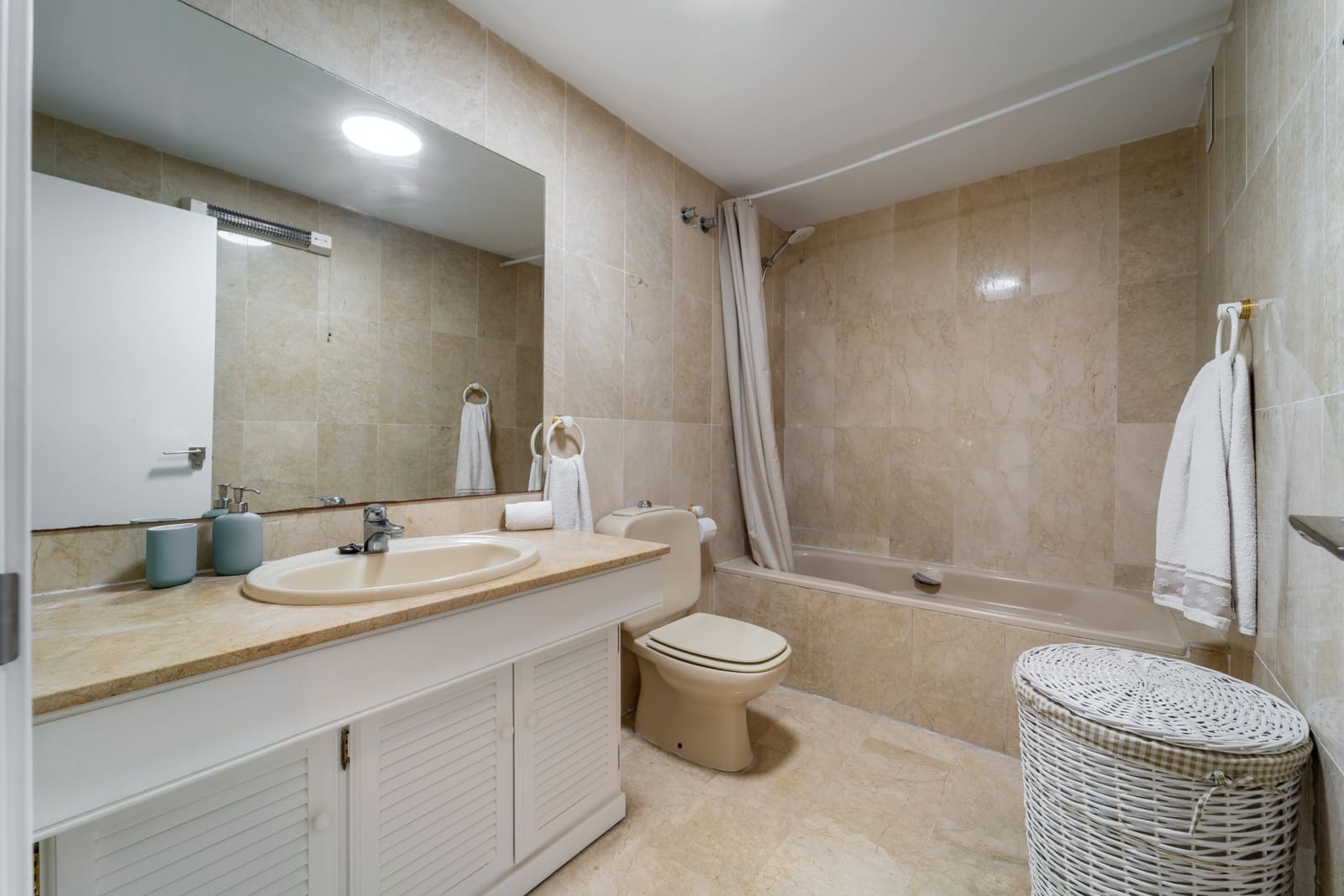 2 slaapkamer Appartement te huur in Marbella met zwembad - € 1.800 (Ref: 9414586)