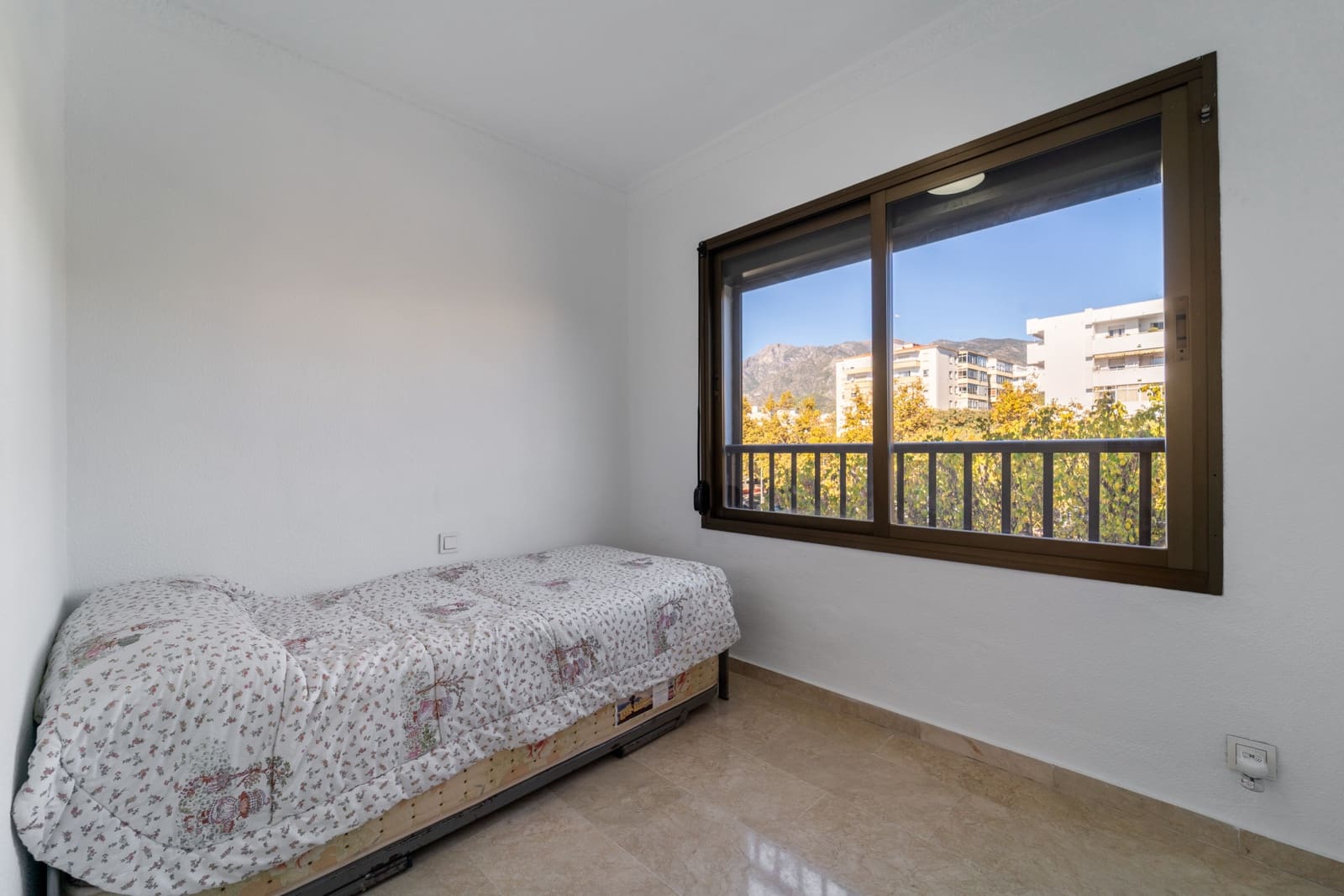 2 slaapkamer Appartement te huur in Marbella met zwembad - € 1.800 (Ref: 9414586)