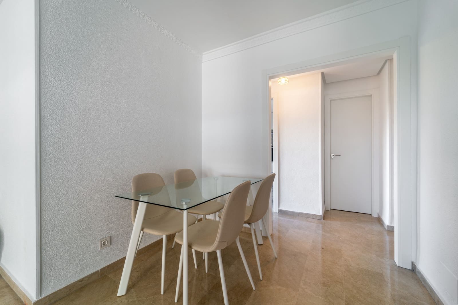 2 slaapkamer Appartement te huur in Marbella met zwembad - € 1.800 (Ref: 9414586)