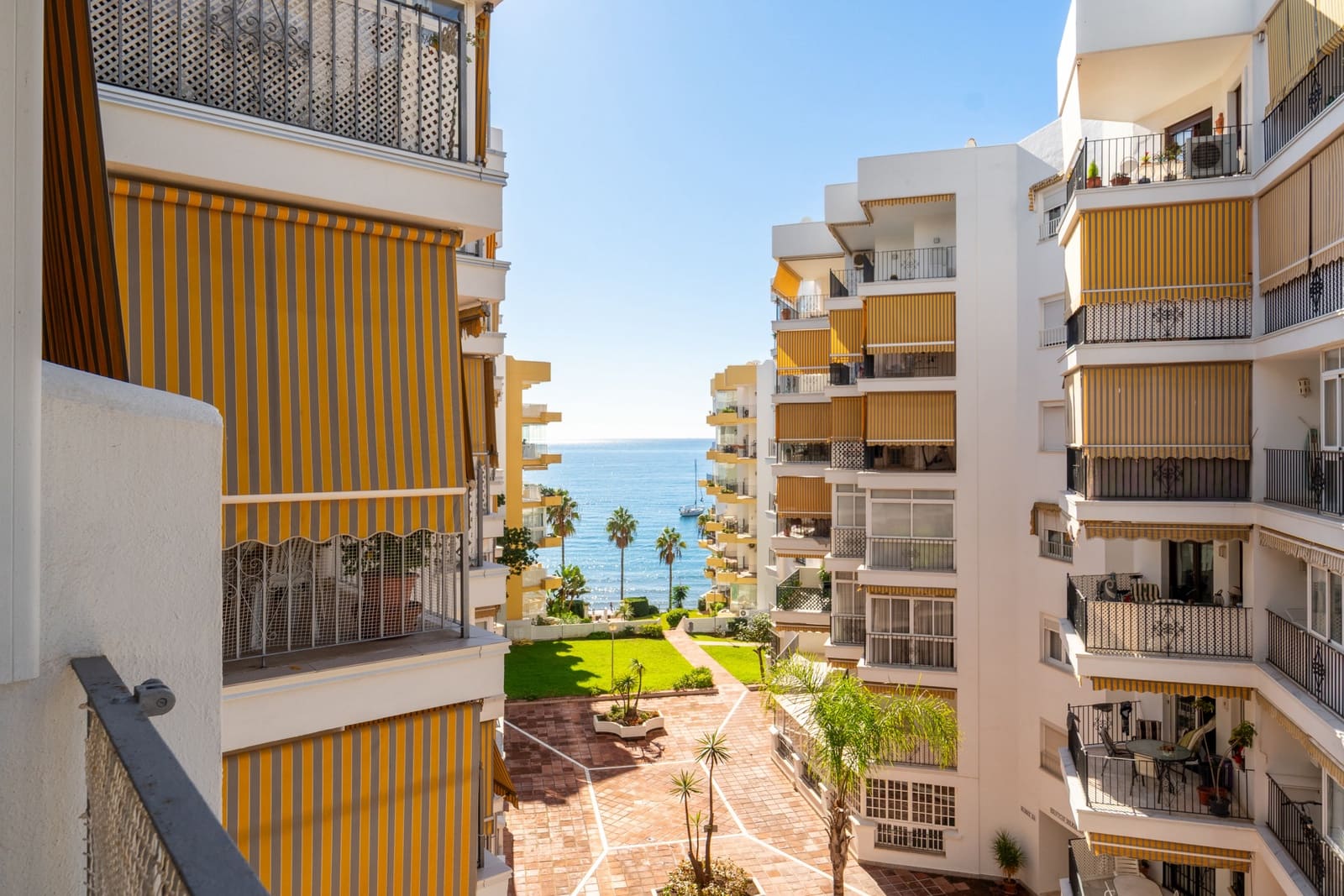 2 slaapkamer Appartement te huur in Marbella met zwembad - € 1.800 (Ref: 9414586)