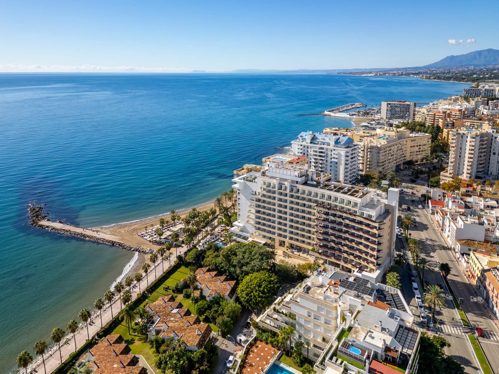 2 slaapkamer Appartement te huur in Marbella met zwembad - € 1.800 (Ref: 9414586)