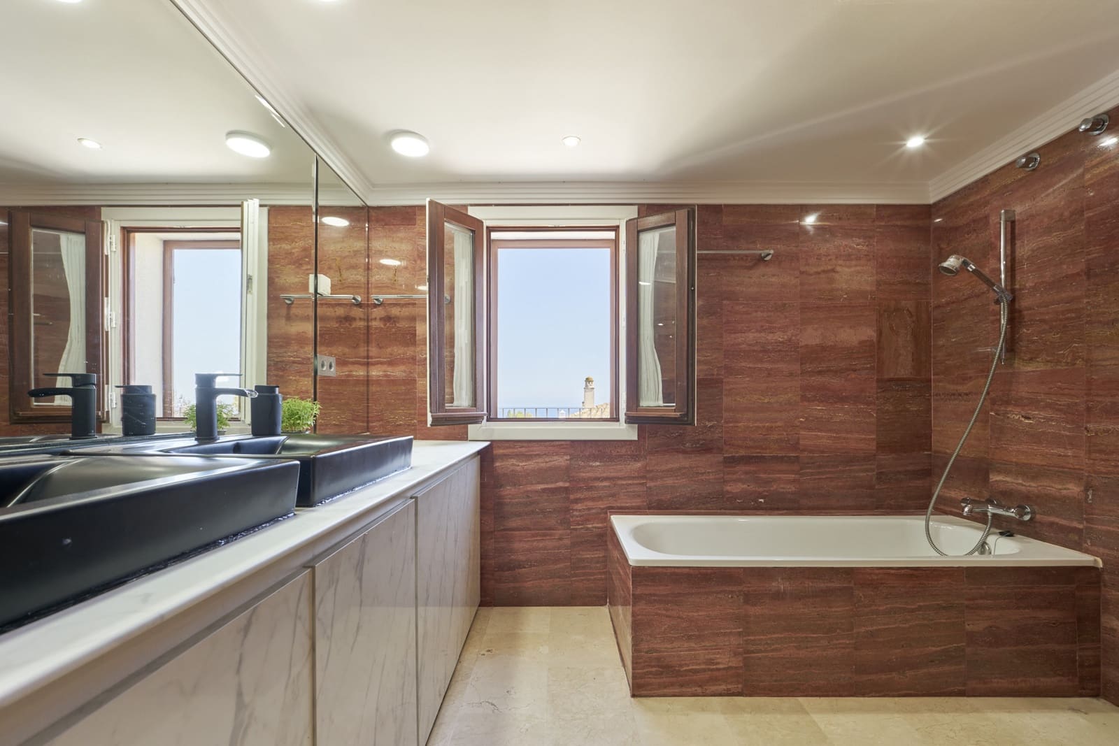 6 soverom Hus til salgs i Marbella med svømmebasseng garasje - € 8 000 (Ref: 9444494)