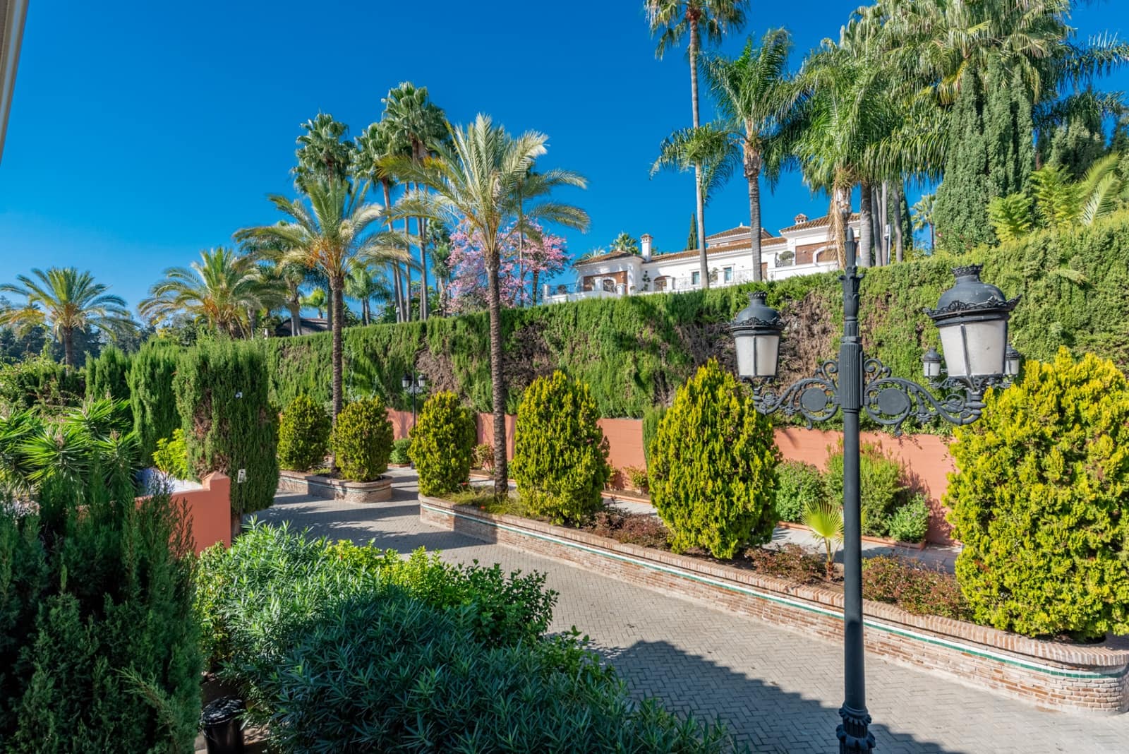 6 soverom Hus til salgs i Marbella med svømmebasseng garasje - € 8 000 (Ref: 9444494)