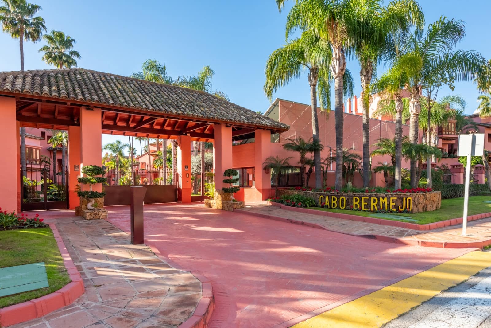 3 bedroom Penthouse for sale in New Golden Mile with pool garage - € 2,995,000 (Ref: 9446189)