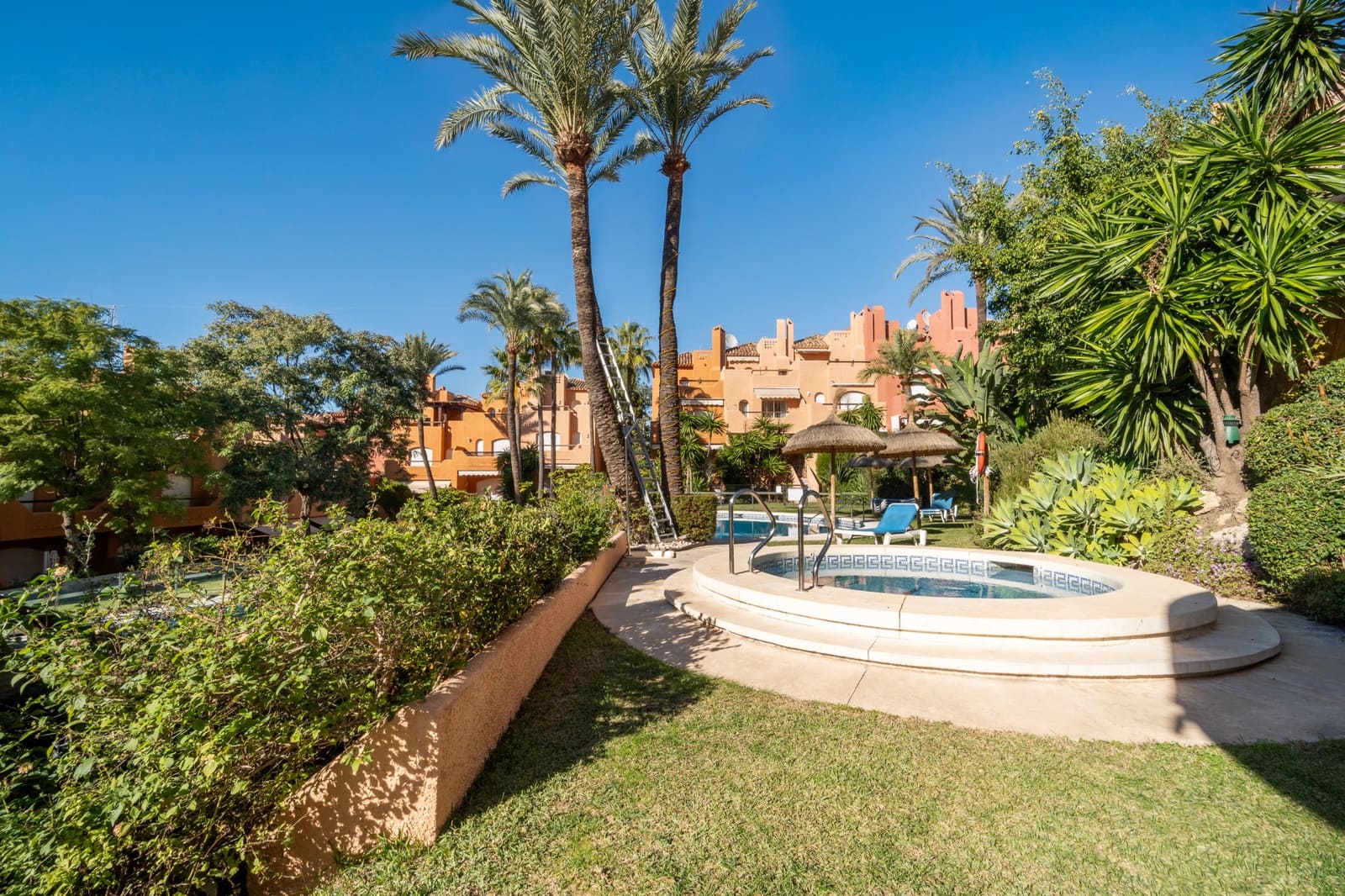 3 sypialnia Dom na sprzedaż w Marbella z basenem garażem - 950 000 € (Ref: 9446190)