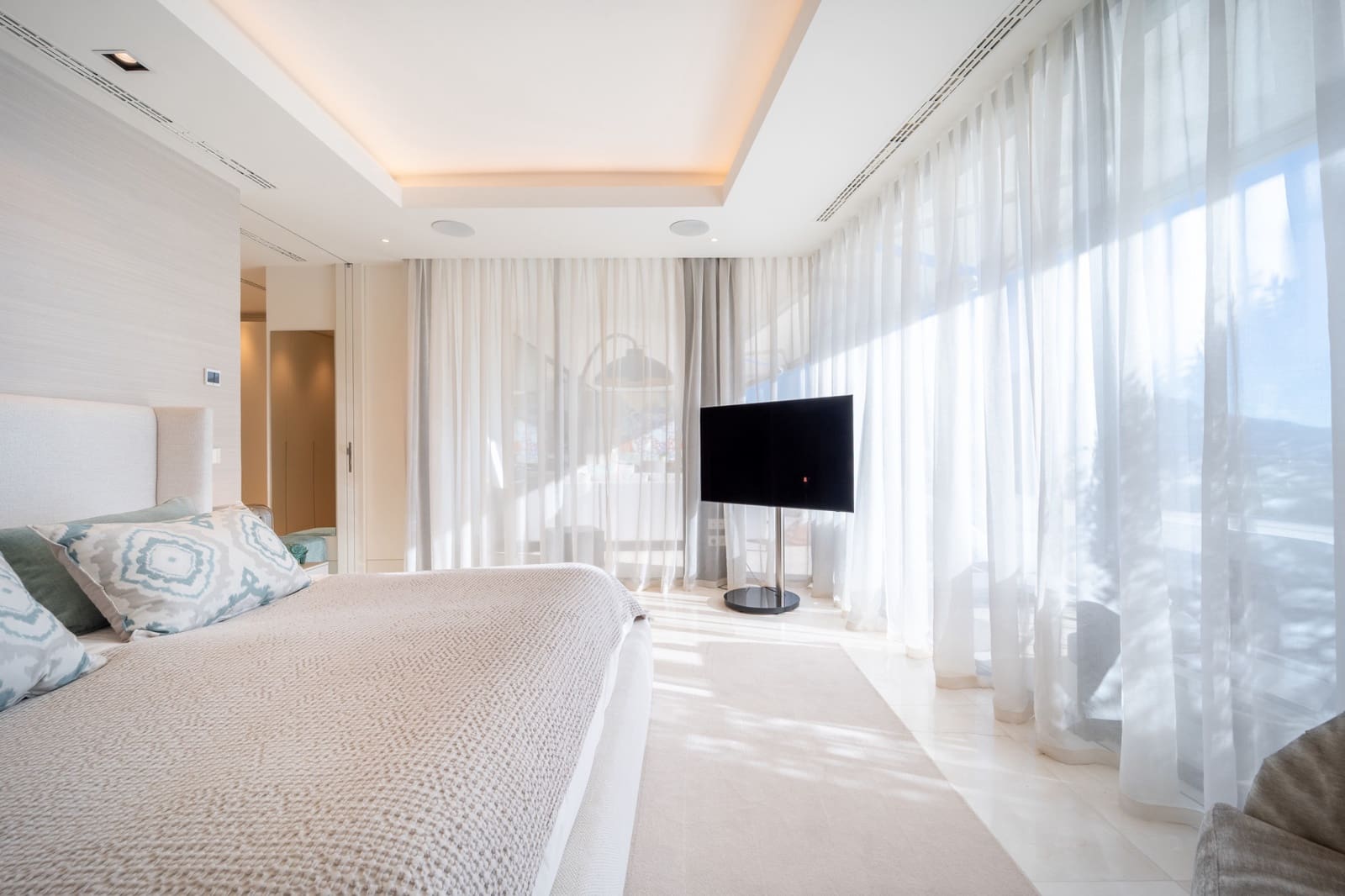 3 bedroom Apartment for sale in La Quinta with pool garage - € 2,150,000 (Ref: 9456140)