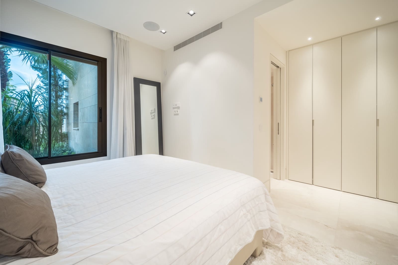 3 bedroom Apartment for sale in La Quinta with pool garage - € 2,150,000 (Ref: 9456140)