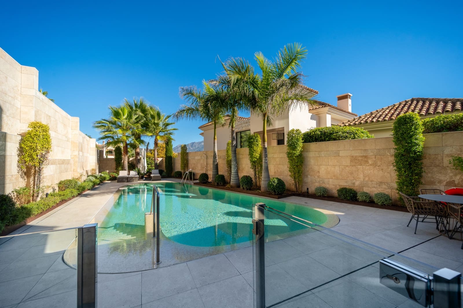 3 bedroom Apartment for sale in La Quinta with pool garage - € 2,150,000 (Ref: 9456140)